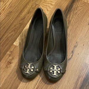 Tory Burch Khaki Brown Pumps
